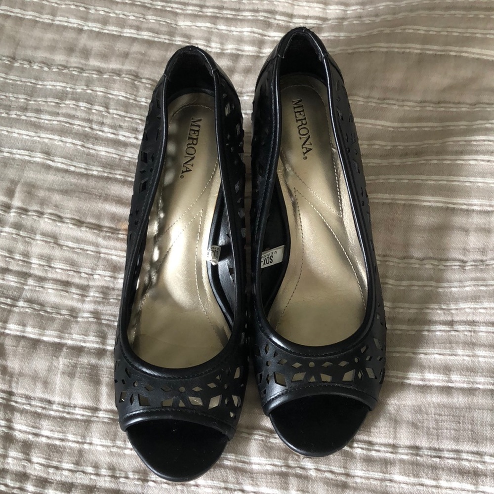 Black wedges